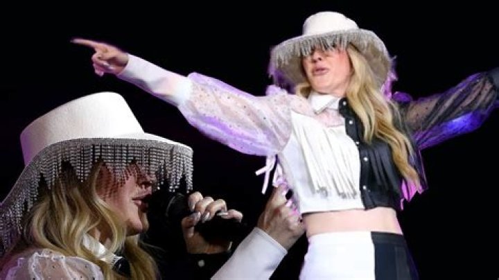 Ellie Goulding’s Hat Gets Mocked During Dallas Cowboys Halftime Performance: It’s A ‘Lamp Shade’