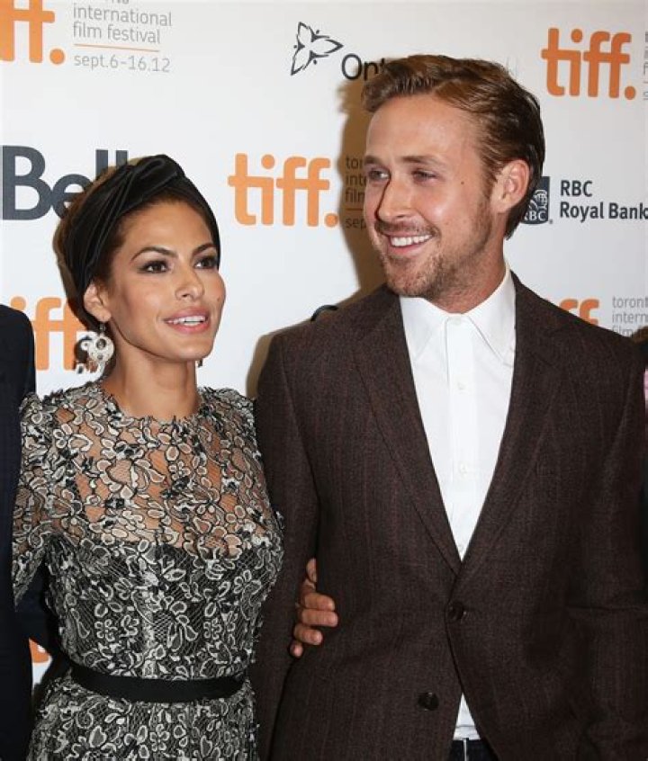 Eva Mendes’ Baby Bump — Star Hides Pregnancy While Out With Ryan Gosling – Hollywood Life