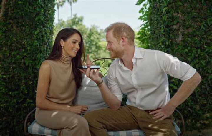 Meghan Markle Seemingly Shades England During Chat With Gloria Steinem – Hollywood Life