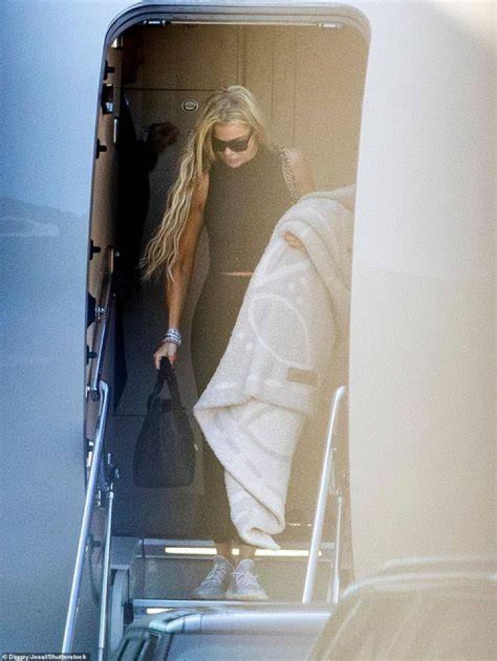 True Thompson On Private Jet In Khloe Kardashian’s Photos – Hollywood Life